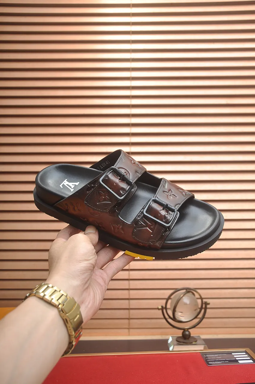 Men's shoes 💰400💶 [Louis Vuitton LV slippers] (high-end cowhide) counter 1:1 fashion style, a must-have for summer! The designer used LV’s iconic outsole. The original simple slippers instantly become fashionable! The upper is made of flexible special cowhide leather straps alternately, and the workmanship is exquisite! A must-have for stylish men in summer, size 38-45 (45 customized)